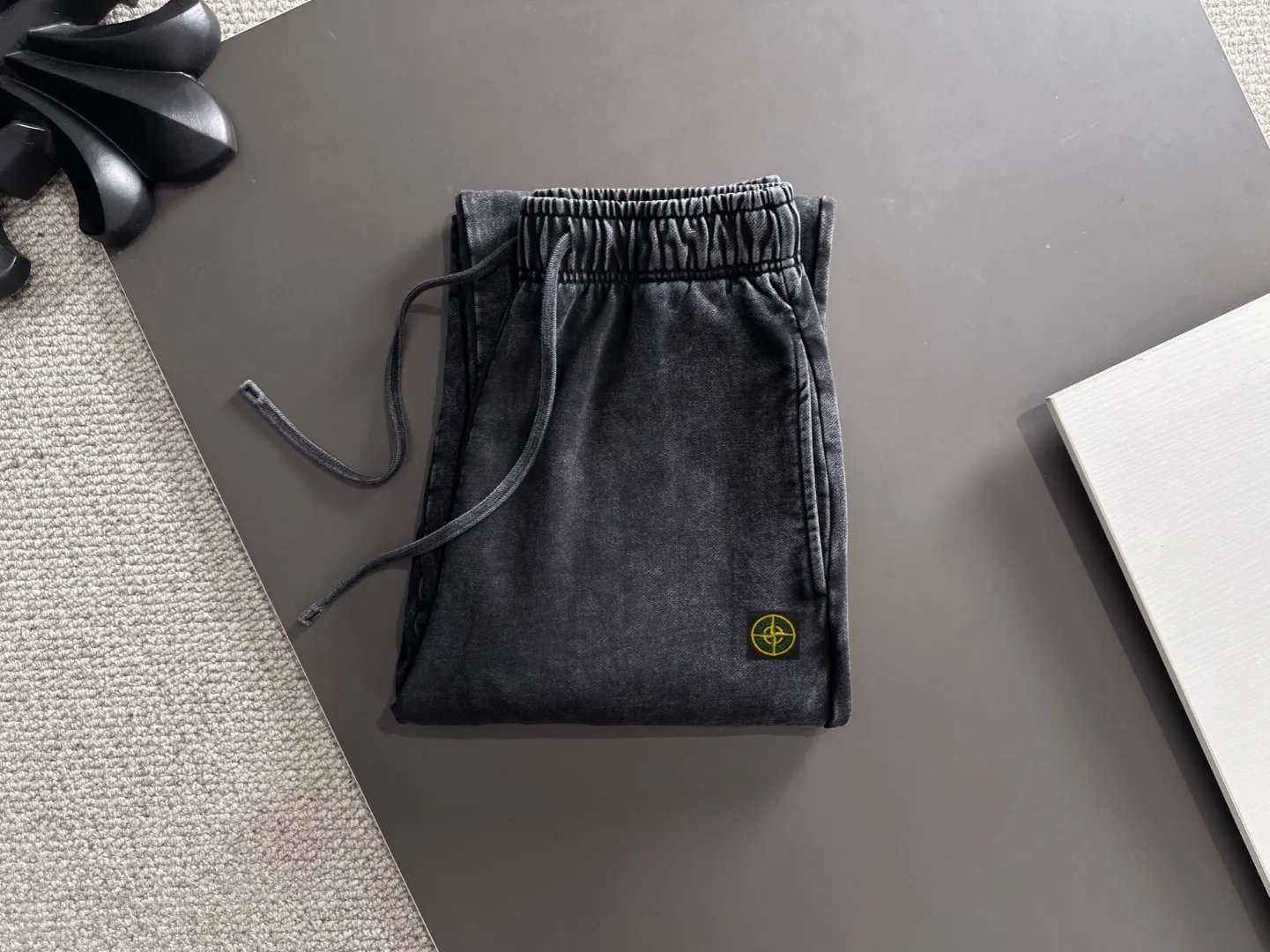 Next day shipment P360 Stone lsland/Stone Island Exclusively launches 25ss autumn and winter new high-quality trousers. Compare real-life details at will. Craftsmanship that ordinary small workshops cannot copy. Top-level ZP development. Unique imported fabric feel. Purely imported German machine production. Precision operation. Ten thousand needle density. A pair of trousers with rich details. You can see the development strength. A full set of new accessories are customized simultaneously. Simple yet elegant. Soft, delicate and comfortable. The upper body is versatile and fashionable. A perfect choice for autumn and winter. A must-have item. Loose fit. Please refer to the size chart when placing an order: S to XXL (or state your height and weight when placing an order)